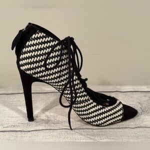 ZARA Elegant Black and White Chevron Heels/size 7
